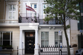 72QT, London